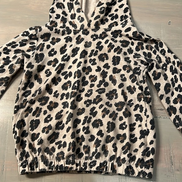 🖤 18 - 24 Months Leopard Hoodie (Long Sleeved Shirt). 2T. - Picture 4 of 10